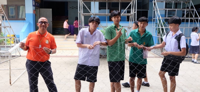 ผู้บริหาร ครู และนักเรียน ร่วมกันขึงตาข่ายกั้นลูกฟุตซอล