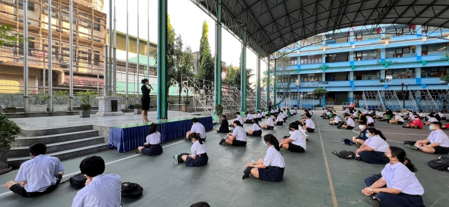 นักเรียนระดับชั้นมัธยมศึกษาตอนปลาย โรงเรียนธนบุรีวรเทพีพลารักษ์ เปิดเรียนแบบ On-site